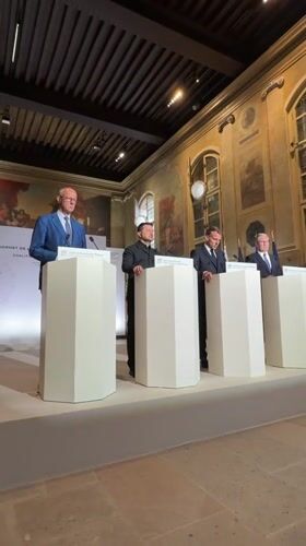 Zelenskyy and Macron at a Paris diplomatic press conference