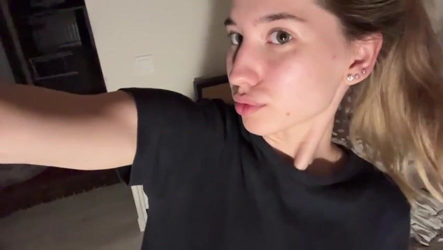 Woman documents mirror selfie session in Noviy, Russia bedroom