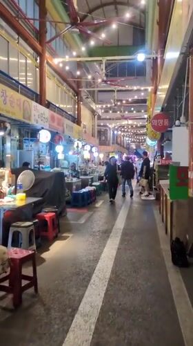 Morning street life documented across Daejeon, South Korea
