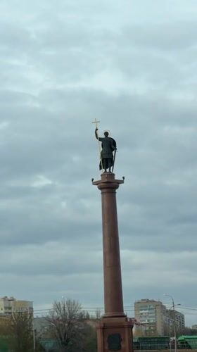 Tourist captures Kamyshin landmarks and decorated bridge on May Day