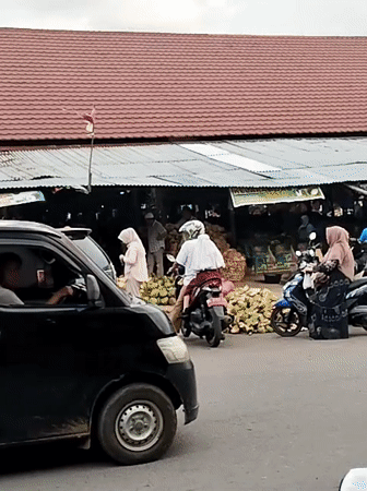 Everyday street life documented in Lhokseumawe market area