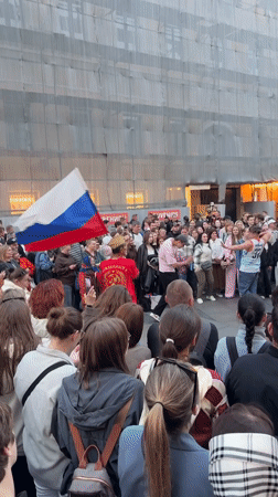 Evening street performances draw crowds across central Saint Petersburg