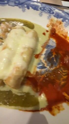 Couple shares messy meal at Puebla restaurant