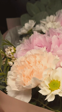 Warsaw shopper documents luxury jewelry, flowers, retail spaces