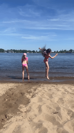 Girls enjoy beach day in Saratov under sunny skies