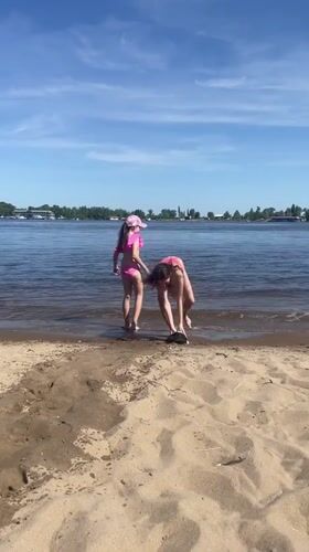 Girls enjoy beach day in Saratov under sunny skies
