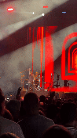 Live concert lights up Madrid stage with bold visuals
