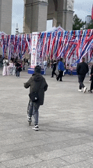 Moscovites enjoy outdoor activities across city parks and plazas