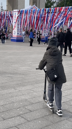 Moscovites enjoy outdoor activities across city parks and plazas