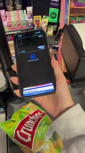 Contactless iPhone payment observed at Kiel store checkout