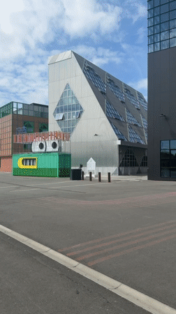 London urban landscape documented by witnesses on sunny Thursday