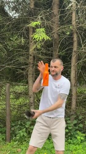 Tattooed juggler performs 42-minute forest show in Tallinn