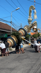 Café downtime and a Balinese street procession, same morning