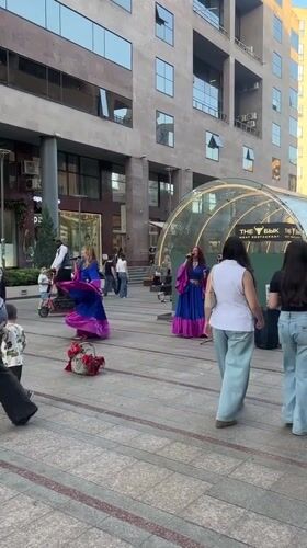 Traditional Armenian street performance draws crowd in Yerevan