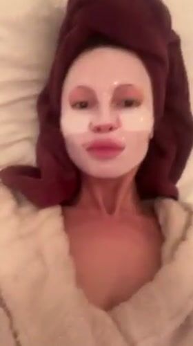 Woman documents self-care routine across UK locations Saturday afternoon