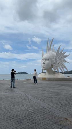 Waterfront sculpture in Phuket draws playful crowd interaction