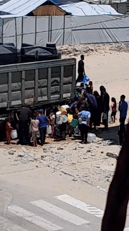 Water trucks draw crowds in Khan Yunis displacement camp