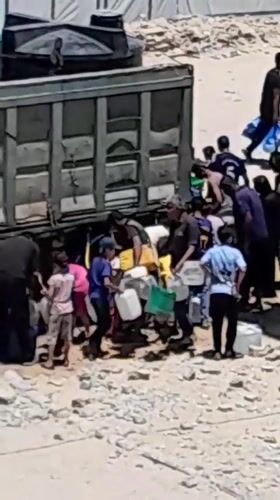 Water trucks draw crowds in Khan Yunis displacement camp