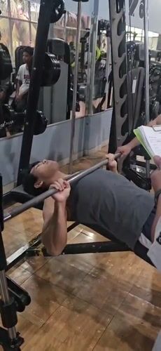 Gym session in Bekasi: bench press sets and floor activity