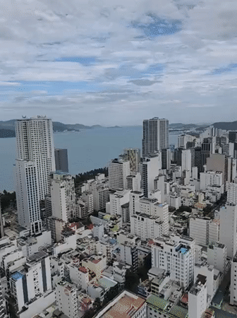 Tourist captures sweeping views of cloudy Nha Trang from rooftops