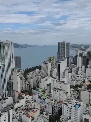 Tourist captures sweeping views of cloudy Nha Trang from rooftops
