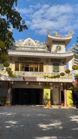 Temple courtyards, street-level shops, and lanterns in Đà Nẵng