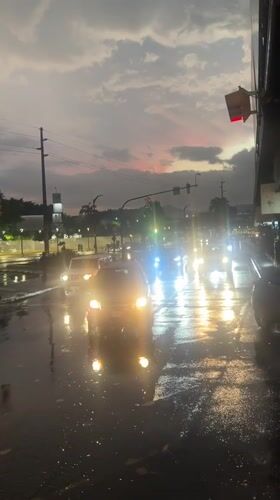 Post-rainfall evening traffic observed on wet Guayaquil streets