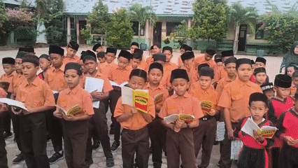 School assembly and everyday life at a Baratpayaitek compound