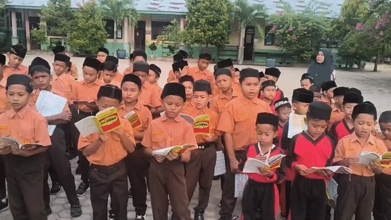 School assembly and everyday life at a Baratpayaitek compound