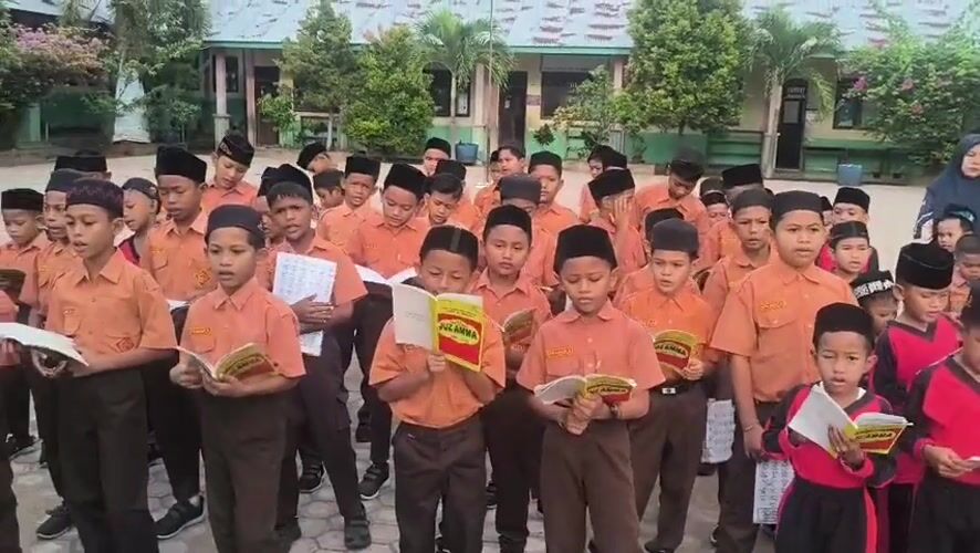 School assembly and everyday life at a Baratpayaitek compound