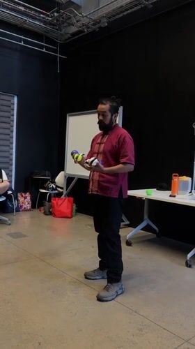 Juggling practice session held in Mexico City indoor space