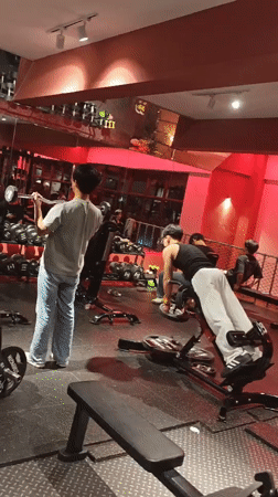 Routine workout session documented at Chongqing gym
