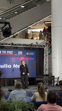 Musical duo performs at Valencia shopping mall stage