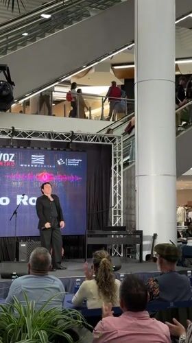 Musical duo performs at Valencia shopping mall stage