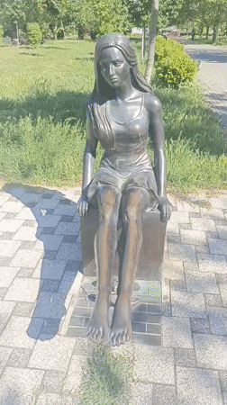 Bronze women statues documented in Sevastopol park