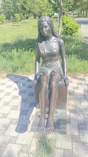 Bronze women statues documented in Sevastopol park