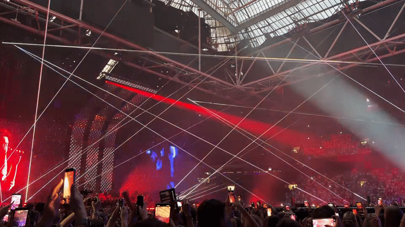 Concert draws large crowd in Amsterdam venue Friday evening