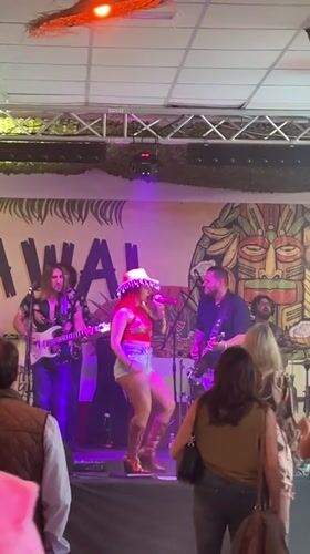 Live band performs in Fuengirola with dynamic stage lighting