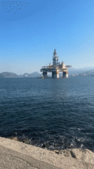 Ships and rigs on the water between Niterói and Rio
