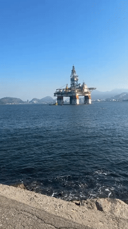Ships and rigs on the water between Niterói and Rio
