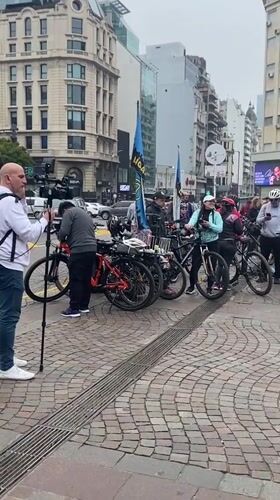 Cyclists gather at Buenos Aires Obelisco for organized event