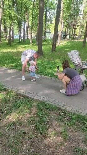 Families enjoy ordinary weekend activities in Ramenskoye park