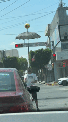 Street performer juggles at traffic stop in León