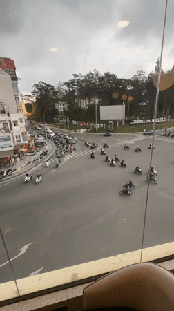 Morning traffic activity recorded at Da Lat intersection