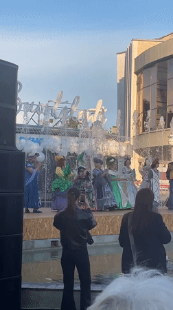 Fashion show and costumed performances at Brest's fountain plaza