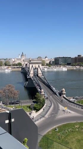 Tourist captures sunny afternoon scenes across Budapest landmarks
