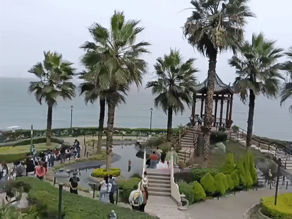 Afternoon park scenes documented in coastal Miraflores, Peru