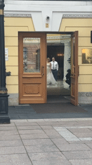 Wedding, tourism captured across Saint Petersburg landmarks Thursday morning