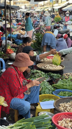 Nha Trang street markets and traffic on a busy morning