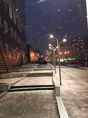 Heavy snow falls in Novosibirsk during April afternoon